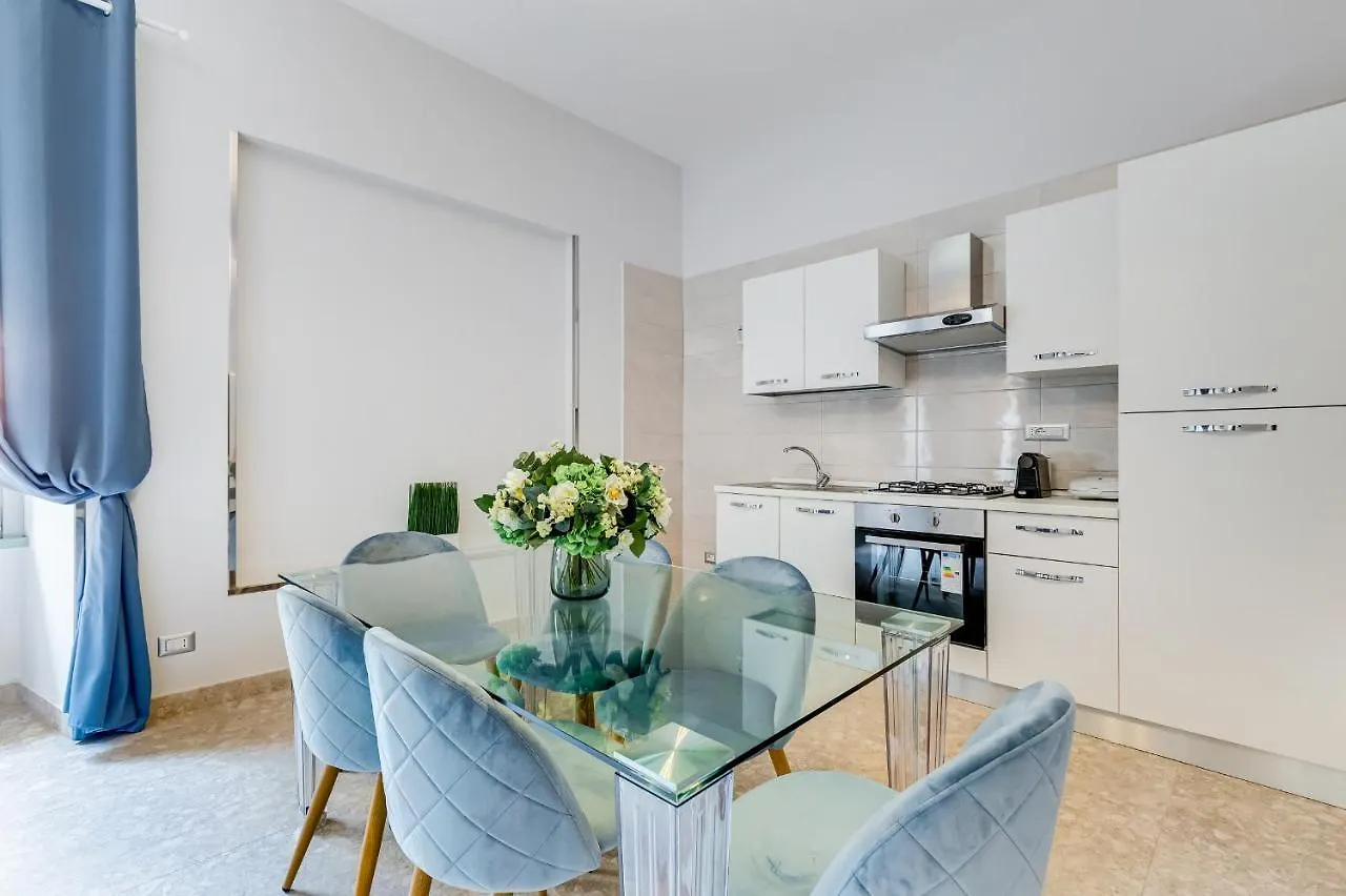 Apartment Trevi Fountain - New! - Your Italian Holidays Rom Italien