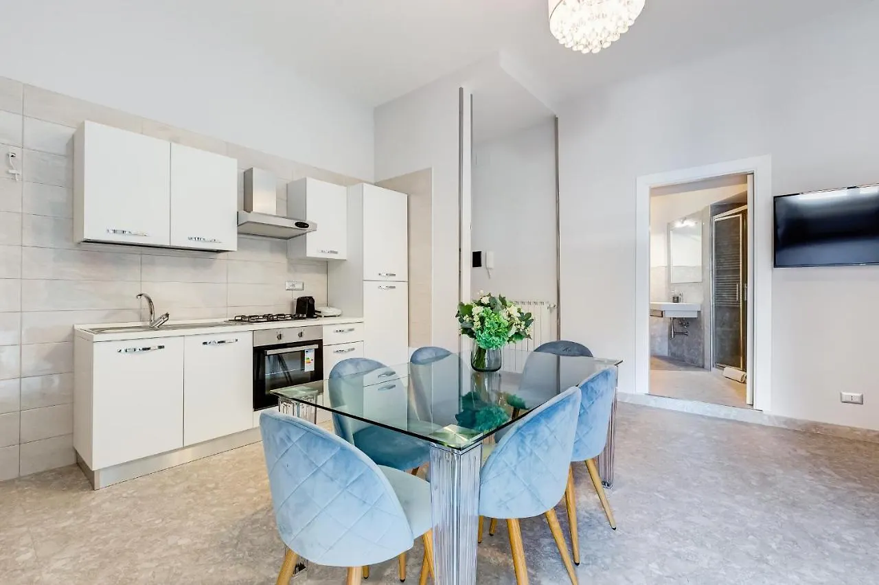 Apartment Trevi Fountain - New! - Your Italian Holidays Rom Italien